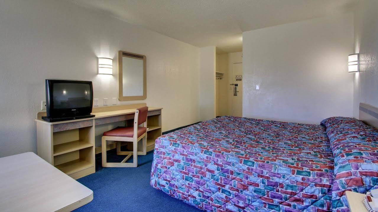 Baymont Inn & Suites Shawnee Extérieur photo